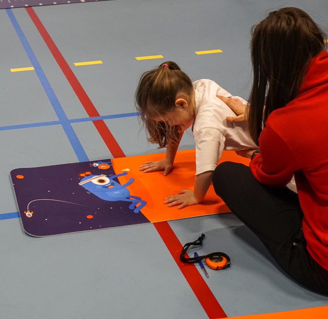 Child performing knee push-ups during an I DO test session